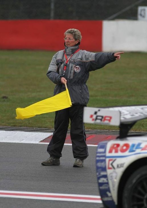 Mit Flaggen und Handzeichen geben die Marshals vom Nürburgring den Rennfahrern Anweisungen. Foto: Sportfoto Hogreve