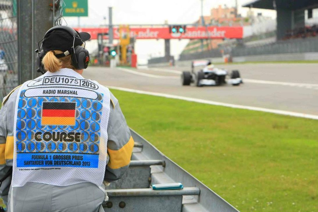 Dichter als die Marshals können Motorsportbegeisterte bei Rennen am legendären Nürburgring nicht ans Renngeschehen kommen. Fotos: MCN Nürburgring
