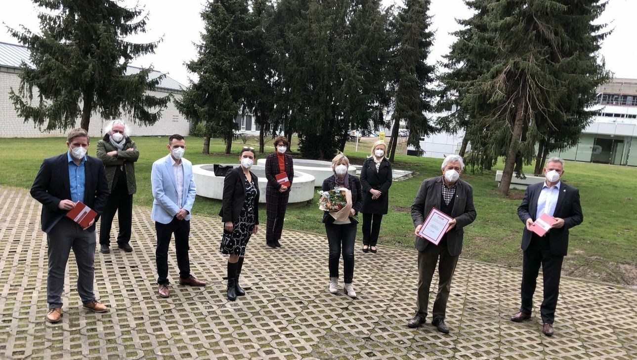 Den stolzen Betrag von 100.000 Euro spendete die Hilfsgruppe Eifel im Kreishaus von Euskirchen an die DKMS, um die Suche nach Stammzellenspendern in schwieriger Zeit zu unterstützen. mn-Foto