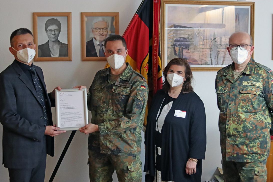 Verwaltungsdirektor Hendrik Weinz bei der Übergabe der Dankurkunde an Oberstleutnant Michael Schemel im Beisein von Pflegedirektorin Michaela Scaramuzzo-Schröer und Oberst