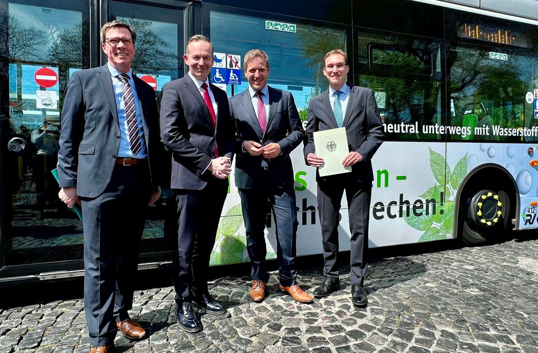 Mit über 7 Mio. Euro unterstützt der Bund den Ausbau der Wasserstofftechnologie im Kreis Euskirchen: (v.li.) Stephan Santelmann, Aufsichtsratsvorsitzender der Regionalverkehr Köln (RVK), Dr. Volker Wissing, Bundesminister für Digitales und Verkehr, Markus Ramers, Landrat Kreis Euskirchen, Dr. Marcel Frank, Geschäftsführer der RVK.