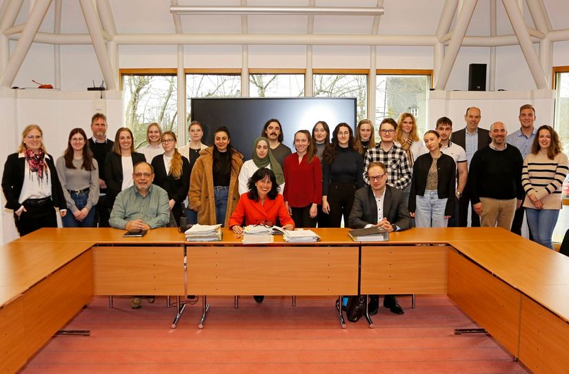 Die Vorsitzende des Kreisrechtsausschusses Andrea Deges-Becker (vordere Reihe Mitte), mit den Beisitzern Peter Kuhn (links) und Matthäus Kielkowski, Dr. Jacqueline Frinken als weitere Vorsitzende des Kreisrechtsausschusses (hintere Reihe links), Landrat Volker Boch (hintere Reihe 4.v.r.) und den Studierenden des Praxisprojekts.