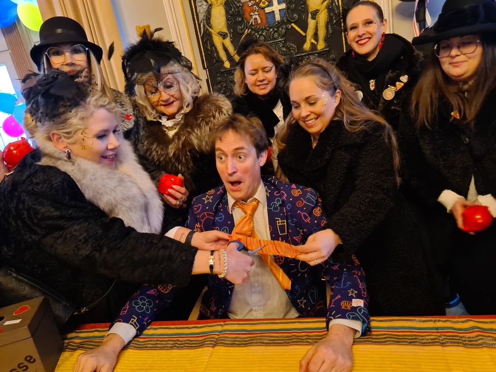 Bernkasteler Möhnen erobern das Rathaus.