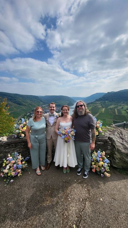 Brian und Allison feiern ihre freie Trauung auf dem Eulenköpfchen in Neef. Mit dabei: Nadine und Thomas Löllmann vom Weingut Zecherhof.