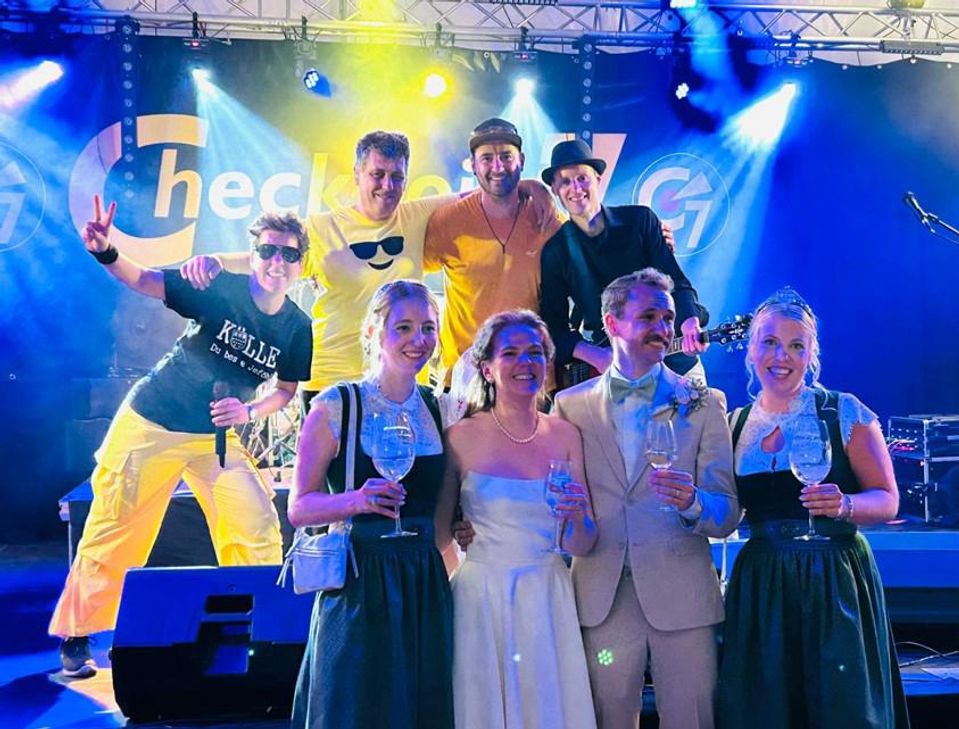 Brautpaar Brian und Allison feiern nach ihrer Trauung gemeinsam auf dem 75. Neefer Weinfest.