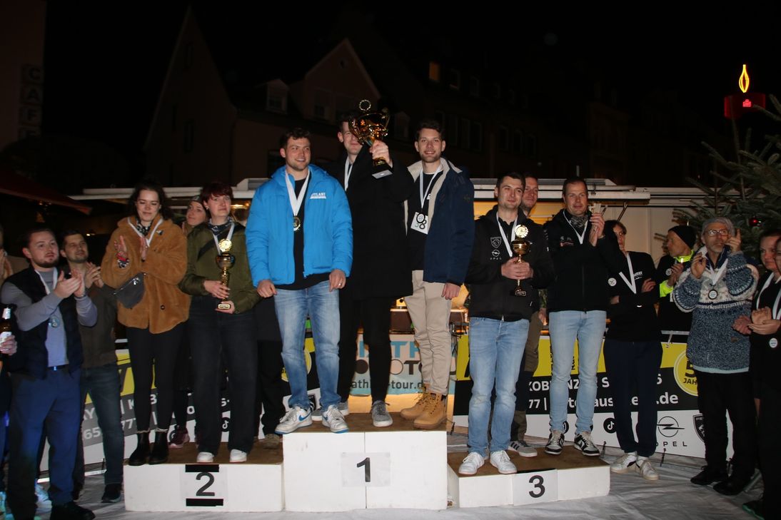 Auf dem Siegerpodest.