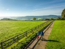 Bis es wieder so schön grün ist wie hier am EifelBlick in Kronenburg, dauert es noch etwas. Für den »Wanderweg des Jahres 2026« kann man aber schon jetzt abstimmen.