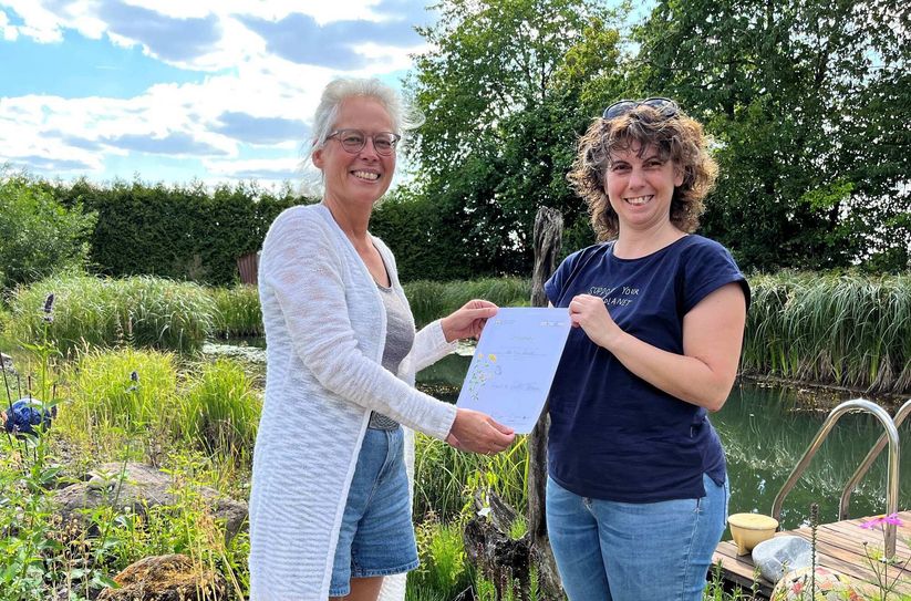 Urkundenübergabe an Katrin Gelderblom durch Tina Alles  (rechts) Foto: Firma Astakus