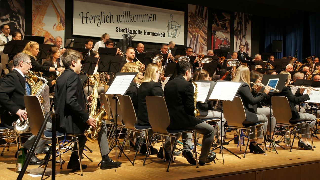Beim diesjährigen Frühjahrskonzert der Stadtkapelle wagen sich die Hermeskeiler Musikerinnen und Musiker aus dem Terrain der symphonischen Blasmusik hinaus in die Welt des Jazz, Funk, Blues, Swing und Latin.