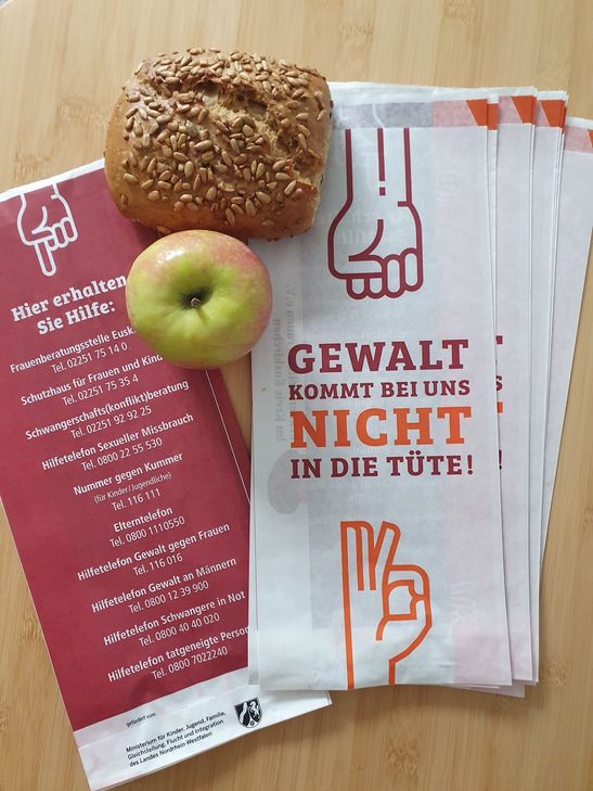 Auf der Rückseite der Brötchentüten sind wichtige Notrufnummern aufgedruckt.