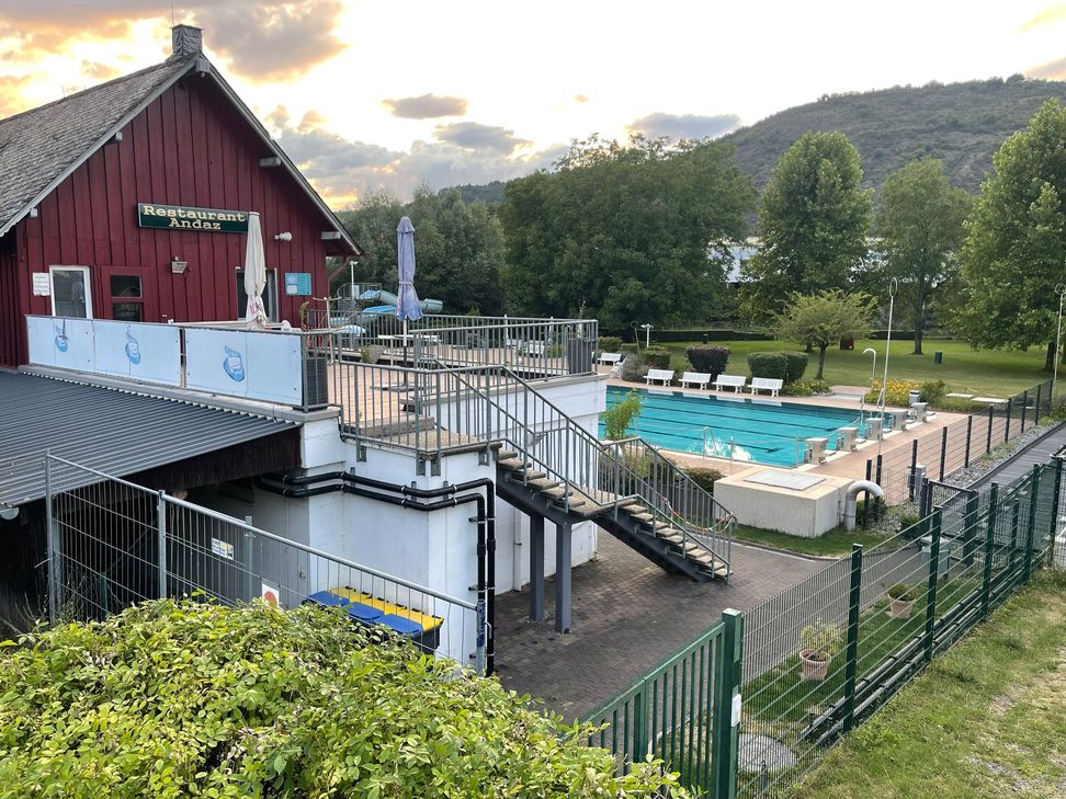 Das Freibad Treis-Karden ist derzeit geschlossen. Grund sind Messungen des Wassers eines Brunnens der direkt neben einem Bach liegt. Dort wurden Keime festgestellt.