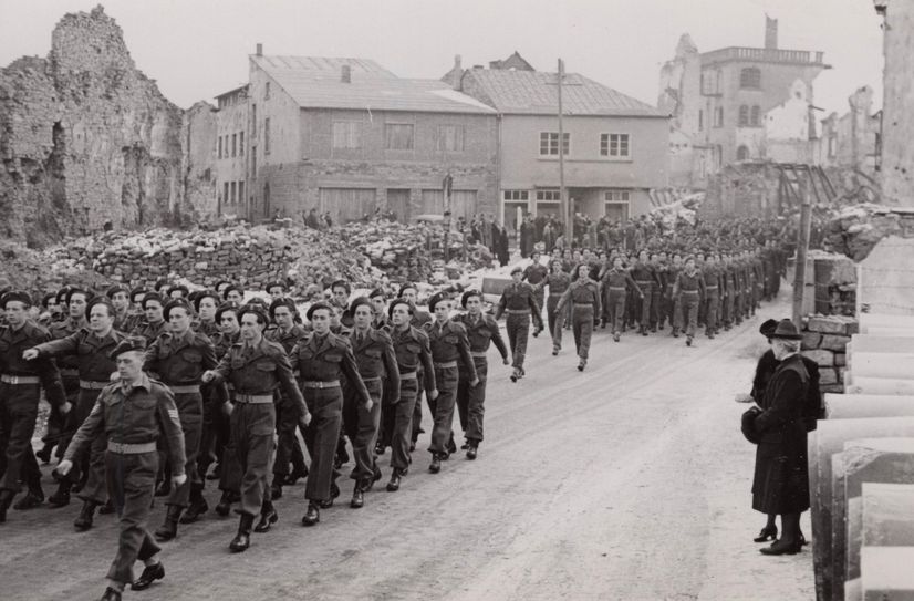 Soldaten der luxemburgischen Armee 1949 im zerstörten Bitburg.