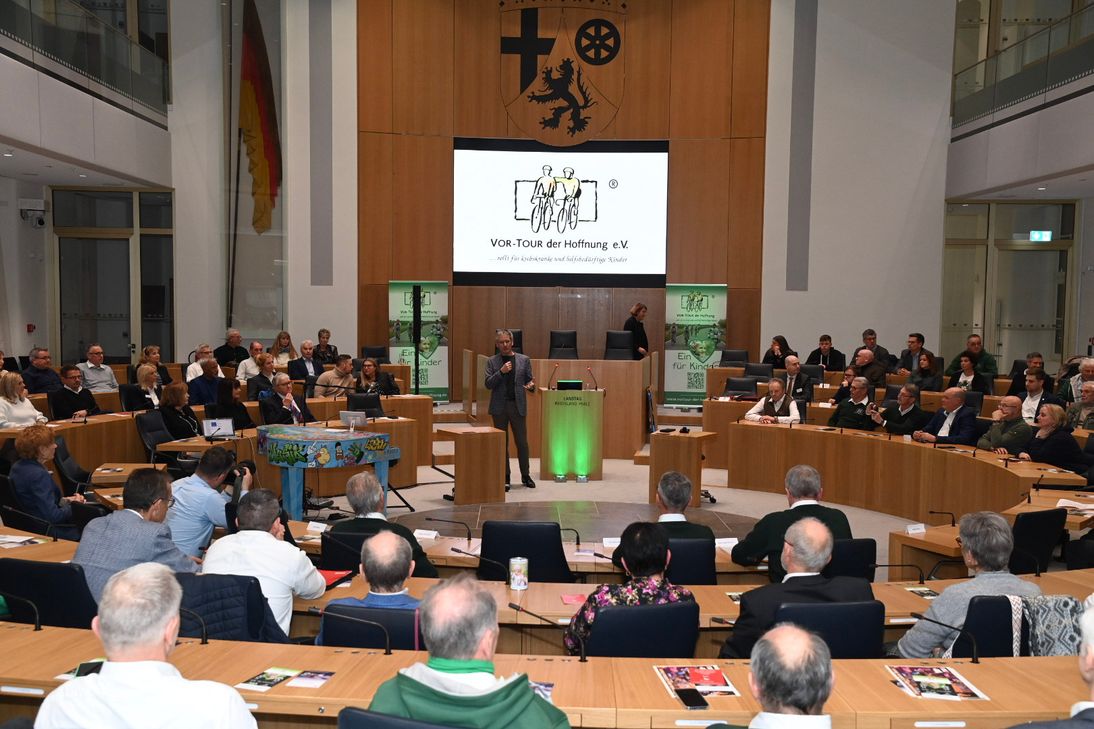 Im Plenarsaal des Landtags übergaben die Benefiz-Radler die Spenden an insgesamt 41 Projekte.