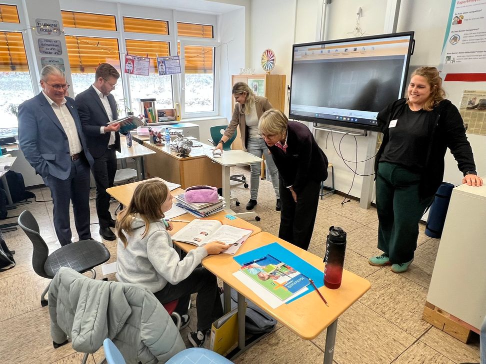 Dorothee Feller im Lernbüro im Gespräch mit einer Schülerin.