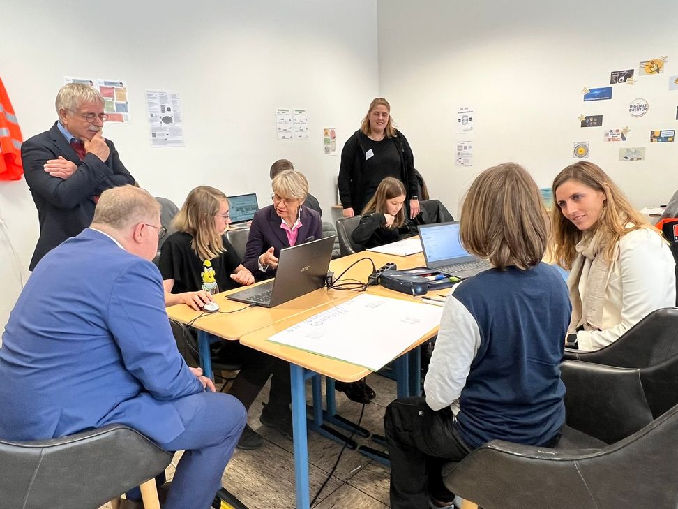NRW-Schulministerin Dorothee Feller (hinten, v.l.) im Austausch mit den Schülern im Lernprofiraum der Sekundarschule Nordeifel.