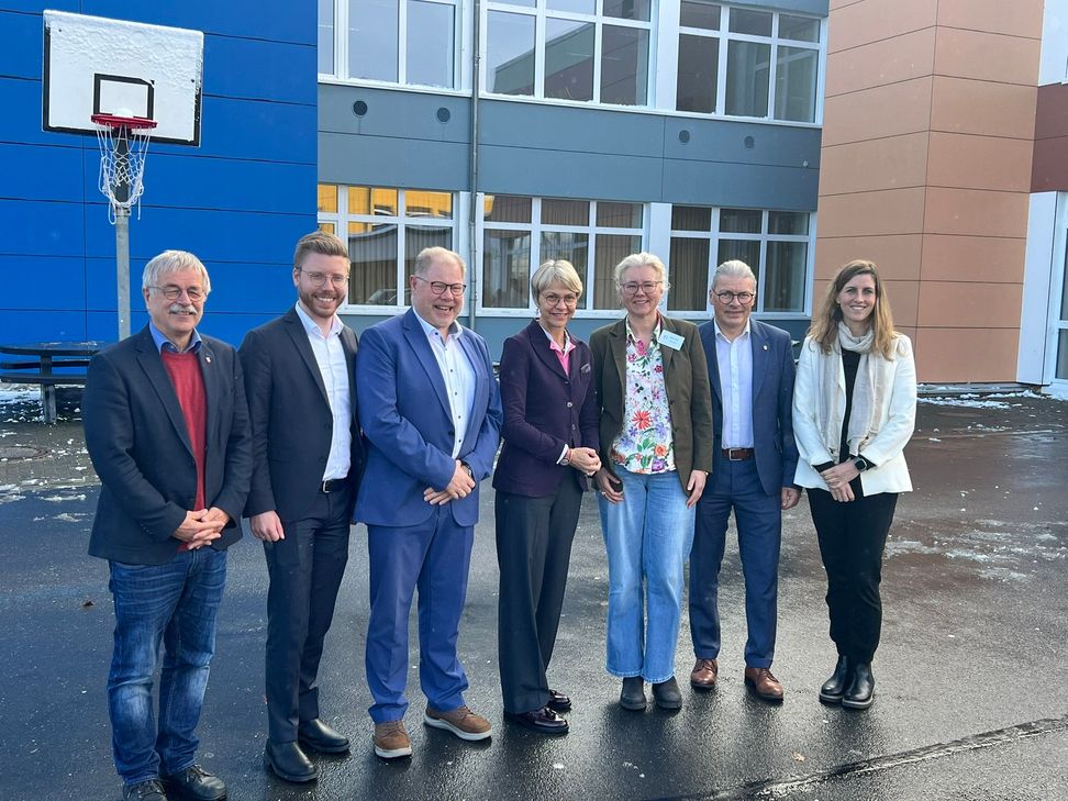 Eine Erweiterung auf Vierzügigkeit am Simmerather Standort forderte die örtliche Politik, die Ministerin will es mit Verweis auf den Lehrermangel prüfen.