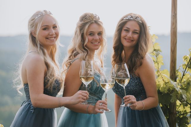 Das Majestäten-Trio: Die aktuelle Ruwerweinkönigin Jolina Schell (Mitte) mit ihren Prinzessinnen Laura Holz (links) und Ida Koster (rechts).