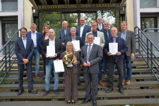 Fünf Bürgerinnen und Bürger des Landkreises Trier-Saarburg freuen sich über die Verleihung der Ehrennadel.