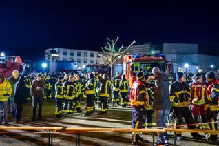 Einsatzkräfte aus dem gesamten Kreis unterstützen die Proteste in Zell.