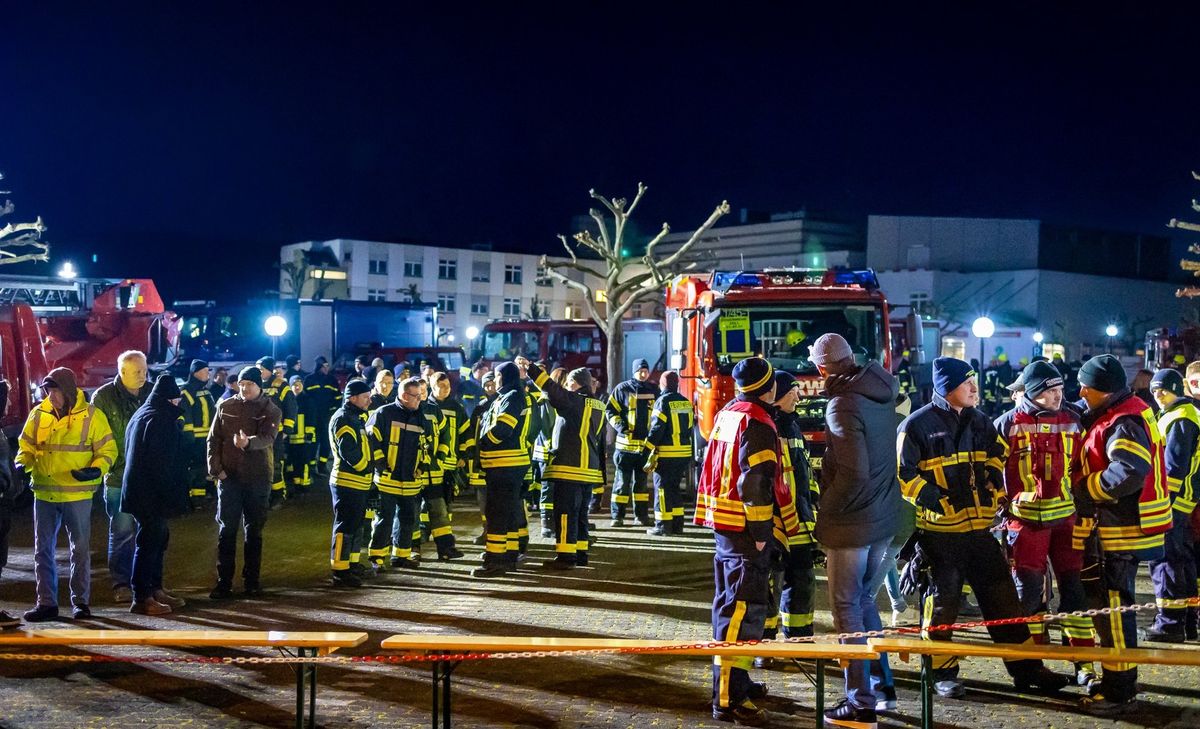 Einsatzkräfte aus dem gesamten Kreis unterstützen die Proteste in Zell.