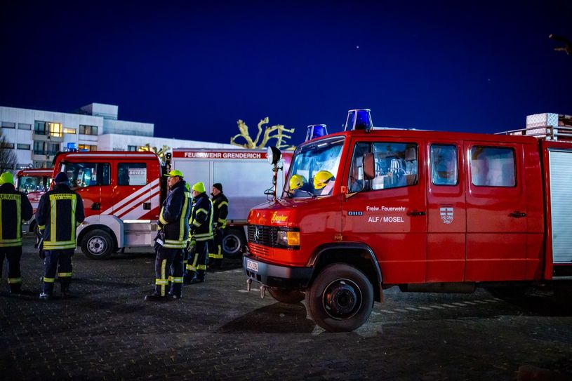 Feuerwehren aus verschiedenen Verbandsgemeinden sind zur letzten Mahnwache erschienen.