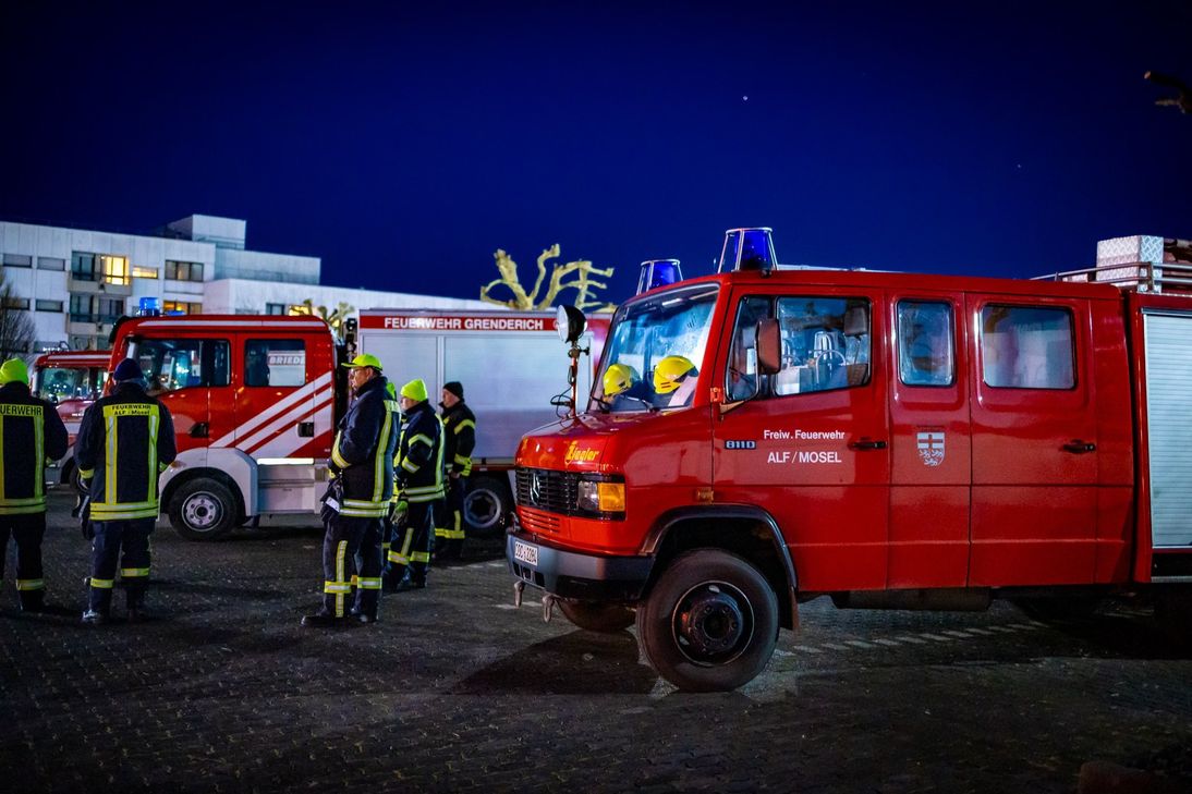 Feuerwehren aus verschiedenen Verbandsgemeinden sind zur letzten Mahnwache erschienen.