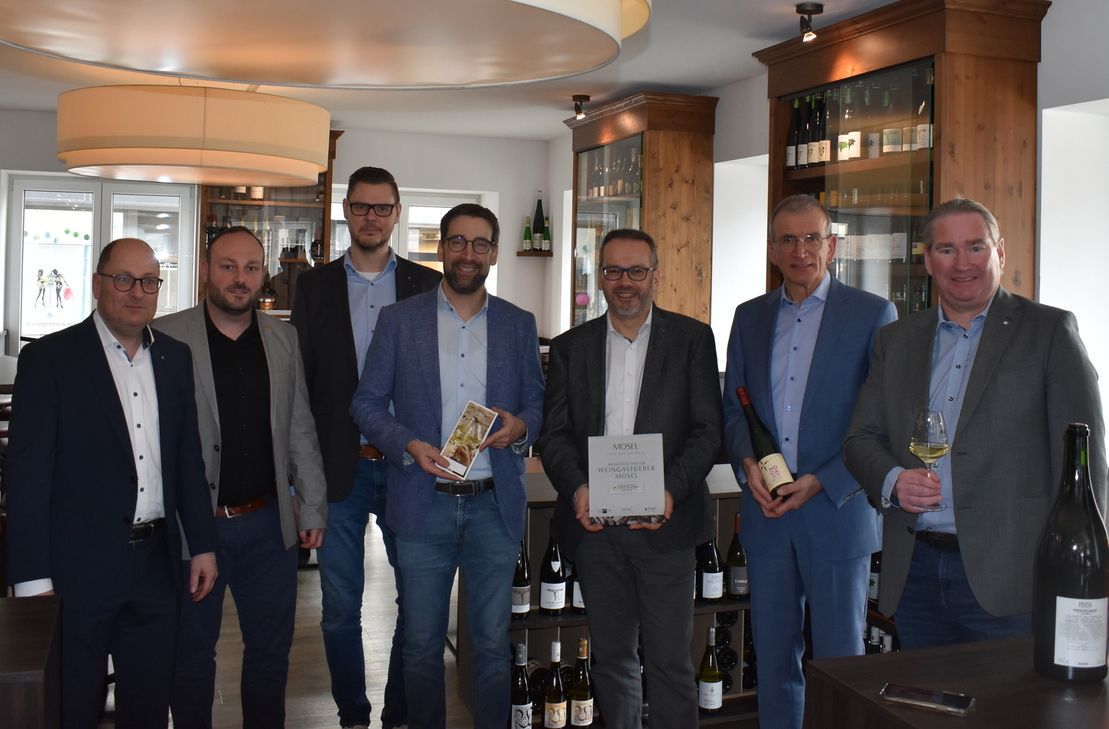 Die Träger des Wettbewerbs mit den Kooperationspartnern: v.l.n.r: Michael Hoeck (Vereinigte Volksbank Raiffeisenbank eG, Wittlich), Christoph Heinz (Key Account Manager Gerolsteiner Brunnen), Peter Wirtz (Geschäftsführer Geschäftsbereich Betriebsorganisation Wirtz GmbH Zell), Achim Rosch (Leiter Oenologie DLR), Ansgar Schmitz (Geschäftsführer Moselwein e.V.), Albrecht Ehses (Geschäftsführer IHK Trier), Christian Dübner (Referent Tourismus IHK Koblenz).