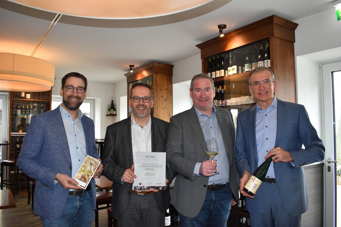Die Träger des Wettbewerbs: "Weingastgeber Mosel 2024": v.l.n.r: Achim Rosch (Leiter Oenologie DLR), Ansgar Schmitz (Geschäftsführer Moselwein e.V.), Christian Dübner (Referent Tourismus IHK Koblenz), Albrecht Ehses (Geschäftsführer IHK Trier).