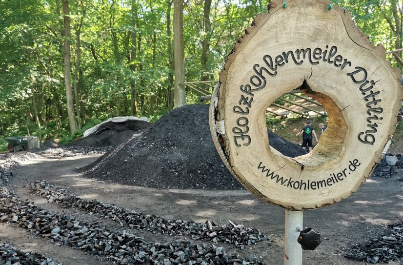 Nicht nur bei der Ernte der Holzkohle geht es in Heimbach-Düttling heiß her. Interessierte können den spannenden Verkohlungsprozess hautnah miterleben. Fotos: Nationalpark Eifel