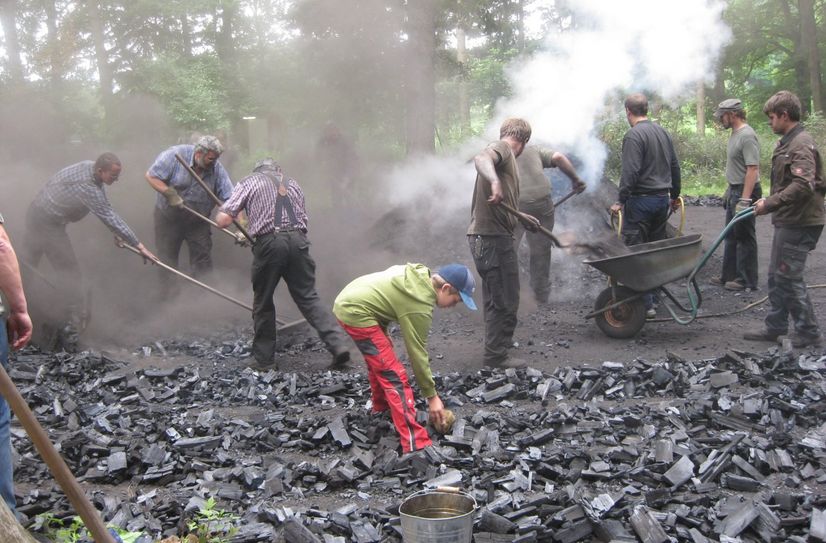 Nicht nur bei der Ernte der Holzkohle geht es in Heimbach-Düttling heiß her. Interessierte können den spannenden Verkohlungsprozess hautnah miterleben. Fotos: Nationalpark Eifel