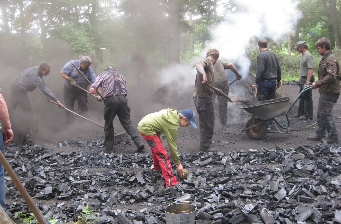 Nicht nur bei der Ernte der Holzkohle geht es in Heimbach-Düttling heiß her. Interessierte können den spannenden Verkohlungsprozess hautnah miterleben. Fotos: Nationalpark Eifel