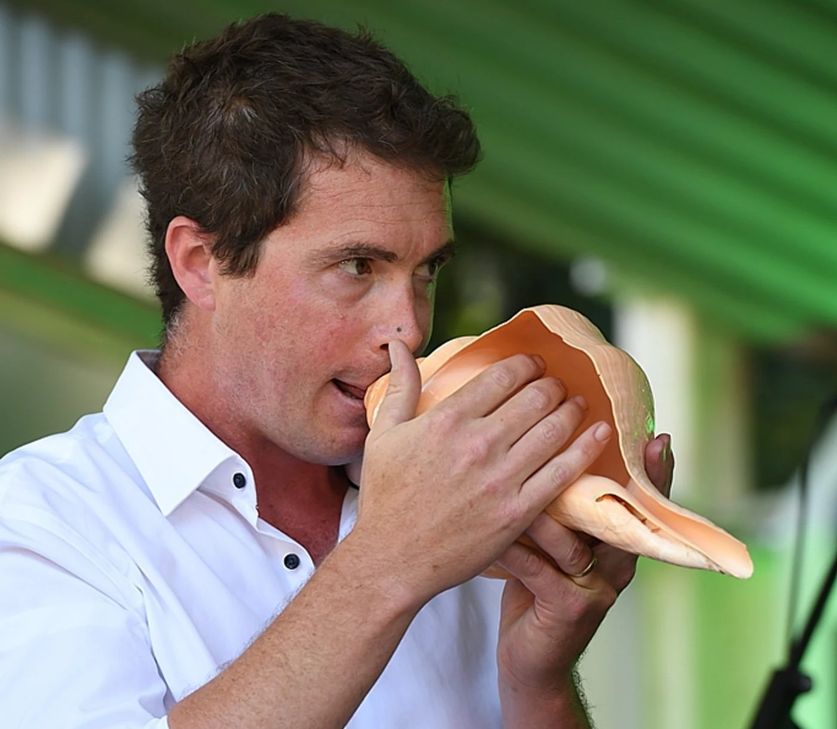Ryan Carniaux (USA) mit einer "Muscheltrompete".