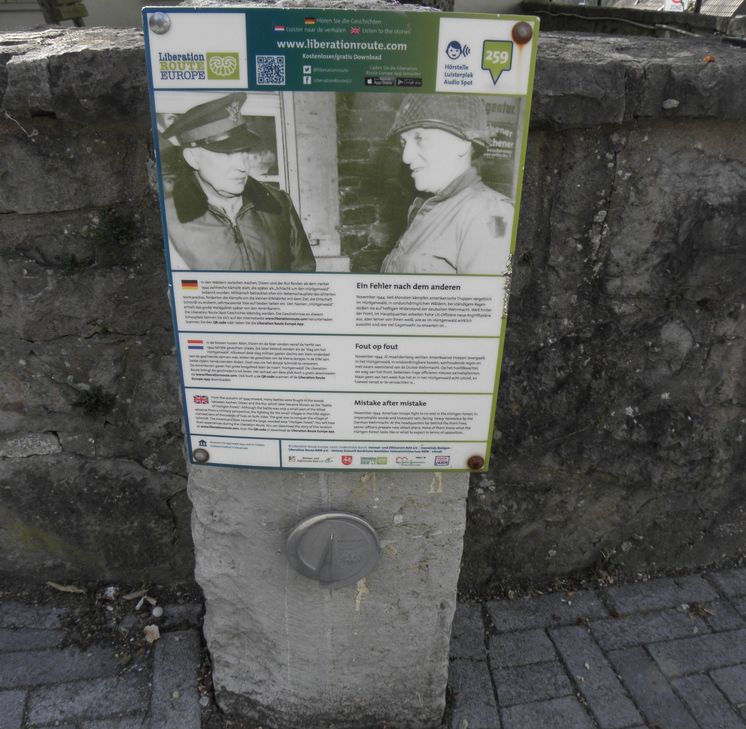 Hier wurde Geschichte geschrieben: der Hörstein am Rotter Saal Hütten mit dem Foto von US-General Dwight D. Eisenhower (links).