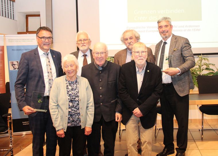 Ehrung langjähriger Mitglieder des EVEA-Präsidiums: (v.l.n.r.) vorne: Monique Schiltges, Albert Gehlen, Georg Mäschig – hinten: Heinz-Peter Thiel, Franz
Bittner, Paul Kremer, Bruno Echterbille