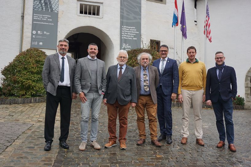 EVEA-Vertreter mit MdEP Pascal Arimont vor dem Clerfer Schloss
(v.l.n.r.) Bruno Echterbille, Pascal Arimont, Franz Bittner, Paul Kremer, Heinz-Peter Thiel, Ralf Ollinger,
Bürgermeister Georges Keipes