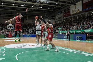 Steven Ashworth von den Gladiators beim Korbversuch