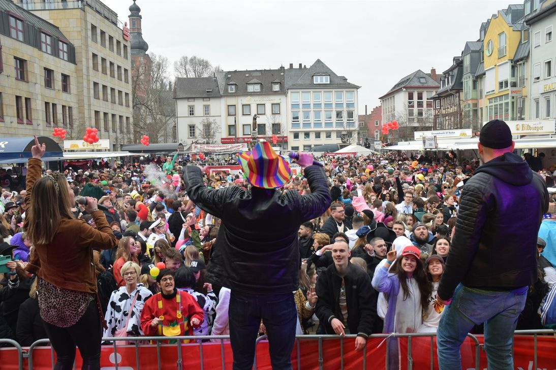 Riesenandrang trotz Nieselregen: Mehr als 11 000 Närrinnen und Narren feierten gestern den Auftakt zur Straßenfastnacht - und das friedlich wie selten.