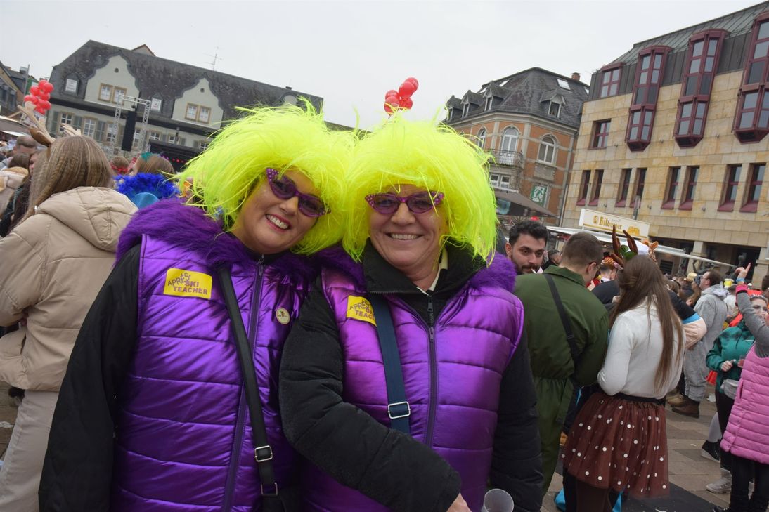 Riesenandrang trotz Nieselregen: Mehr als 11 000 Närrinnen und Narren feierten gestern den Auftakt zur Straßenfastnacht - und das friedlich wie selten.