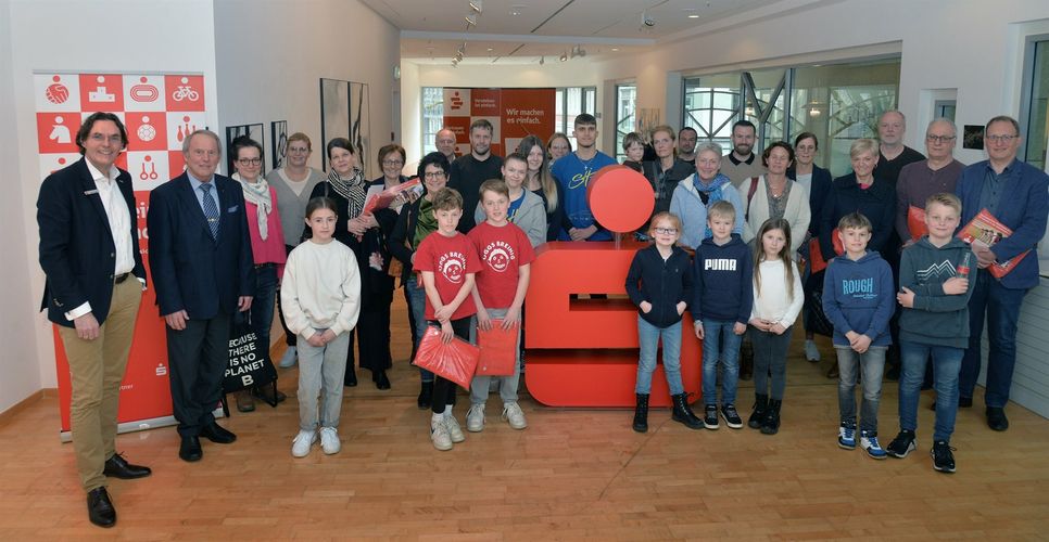 Strahlende Sieger im Sportabzeichen-Wettbewerb der Sparkasse: Aus den Händen von Sparkassenvorstand Norbert Laufs (l.) erhielten insgesamt 12 Schulen aus der Region ihre Preisgelder. Foto: Andreas Schmitter