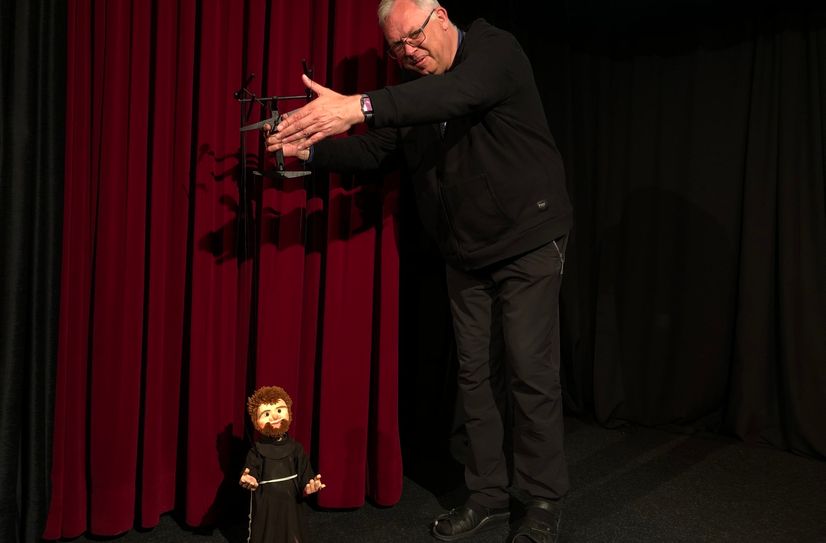 Wolfgang Mauritz mit Kloster-Maskottchen Maik. Sobald er eine Puppe in den Händen hält, schlüpft er in die entsprechende Rolle.