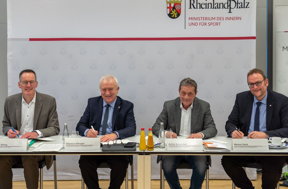 Innenminister Michael Ebling mit Vertretern der Kommunalen Spitzenverbände bei der Unterzeichnung der Vereinbarung zur Interkommunalen Zusammenarbeit.