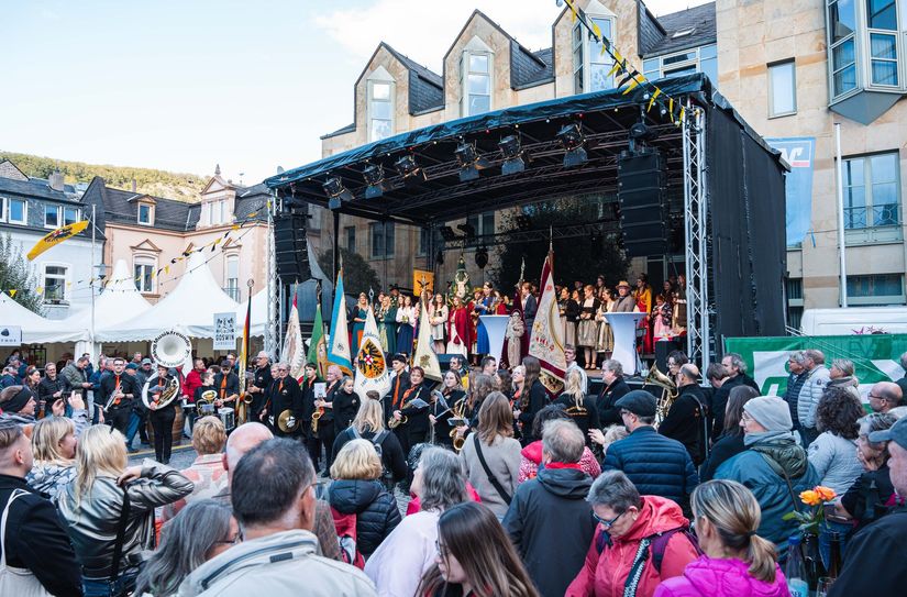 Mit einem großen Festumzug ziehen auch in diesem Jahr wieder zahlreiche Weinmajestäten zur Bühne auf dem Marktplatz, begleitet von Livemusik, wo das Fest am Samstag, 27. September 2025, feierlich eröffnet wird.
