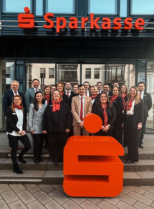 Die Absolventen freuten sich über die Glückwünsche von Achim Gemein, Vorstandsmitglied der Kreissparkasse Ahrweiler, sowie Sonja Schimig und Julia Bell, beide Personalabteilung.