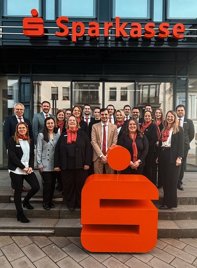 Die Absolventen freuten sich über die Glückwünsche von Achim Gemein, Vorstandsmitglied der Kreissparkasse Ahrweiler, sowie Sonja Schimig und Julia Bell, beide Personalabteilung.