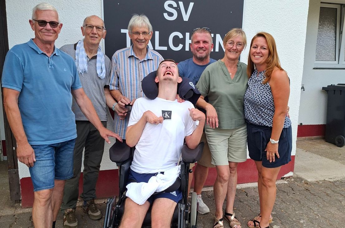 Tobias, Familie und das Orga-Team vom Förderverein freuen sich auf die Veranstaltung auf der Sportanlage in Niedermennig.