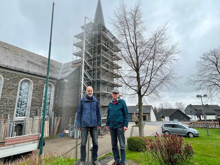 Gerhard Maaßen und Dr. Reinhard Jonen vor dem sanierungsbedürftigen Turm der Mützenicher Pfarrkirche. Und das ist sicher nicht die letzte Baumaßnahme, die die Kirchengemeinde nicht nur finanziell vor Herausforderungen stellt.