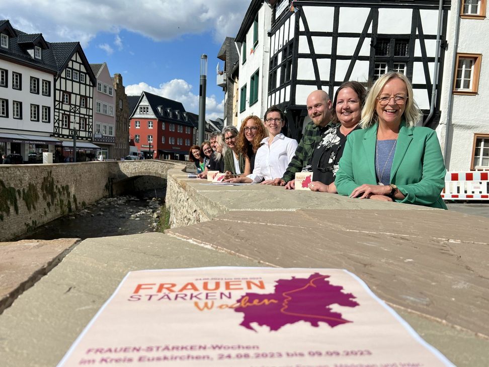 In Bad Münstereifel wurde das Programm vorgestellt, zu dem man ganz einfach gelangt, wenn man den QR-Code scannt. Insgesamt werden die Frauen-Stärken-Wochen von elf Institutionen organisiert: Bundesagentur für Arbeit, BZE, Caritas, DEKRA, DRK, Jobcenter EU-aktiv, Kreis Euskirchen, z.eu.s, Katholische Kirche Euskirchen, Competentia-Kompetenzzentrum Frau &amp; Beruf Region Aachen und Stadt Euskirchen. Schirmherrin ist Sabine Preiser-Marian (vorne).