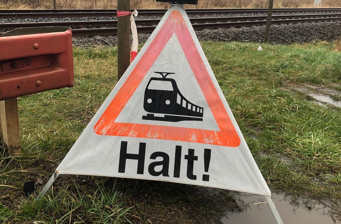 Aufgrund von Arbeiten am Bahngleis verlängert sich die Sperrung des Bahnübergangs.