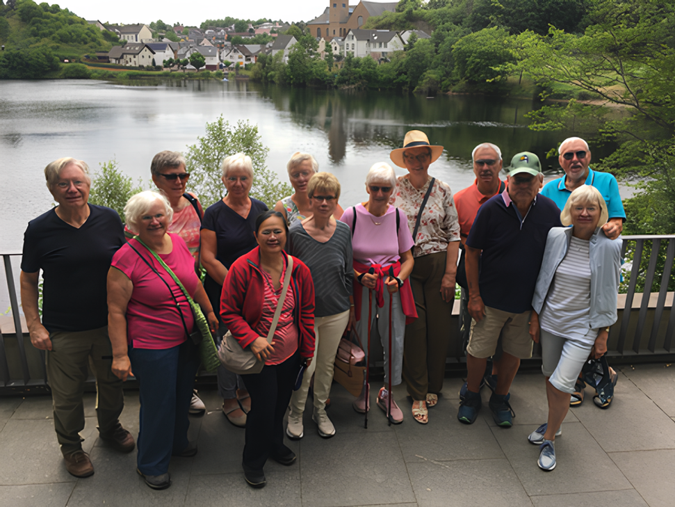 Die St.-Aldegunder Wandergruppe vor dem Ulmener Maar.