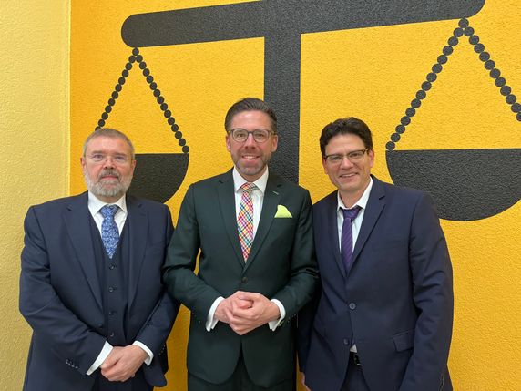 V.l.: Direktor des Amtsgerichts Idar-Oberstein Johannes Pfeifer, Justizminister Philipp Fernis und Direktor des Amtsgerichts Bad Kreuznach Olivier Merten
(Foto Britta Hoth)
